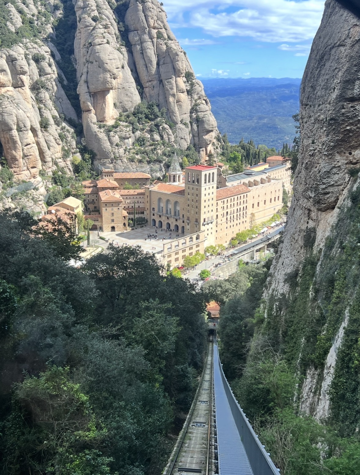 El monasterio de Montserrat entre las paredes de roca, visto desde el funicular