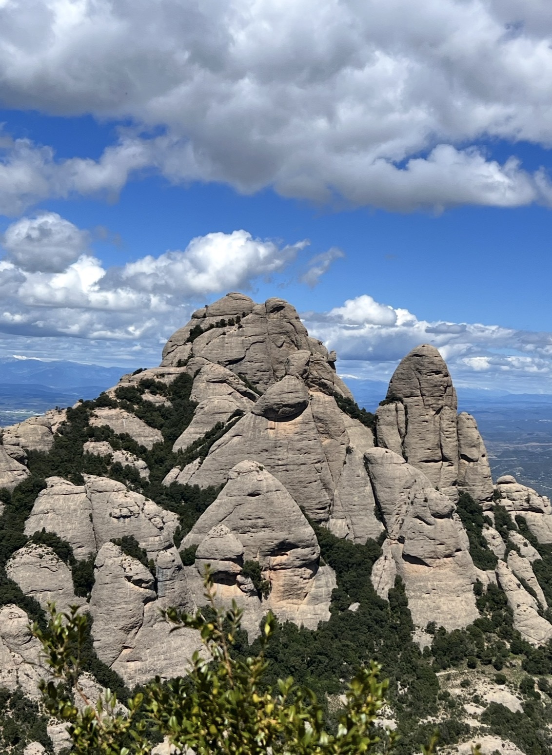 Las agujas de roca de Montserrat bajo un cielo con nubes