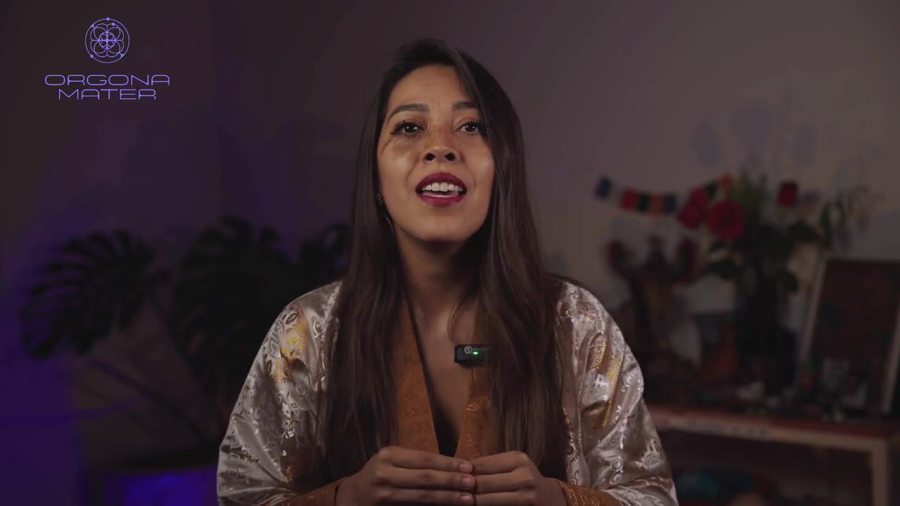 La Dra. Pamela Corona hablando a cámara en el vídeo de presentación de la formación
