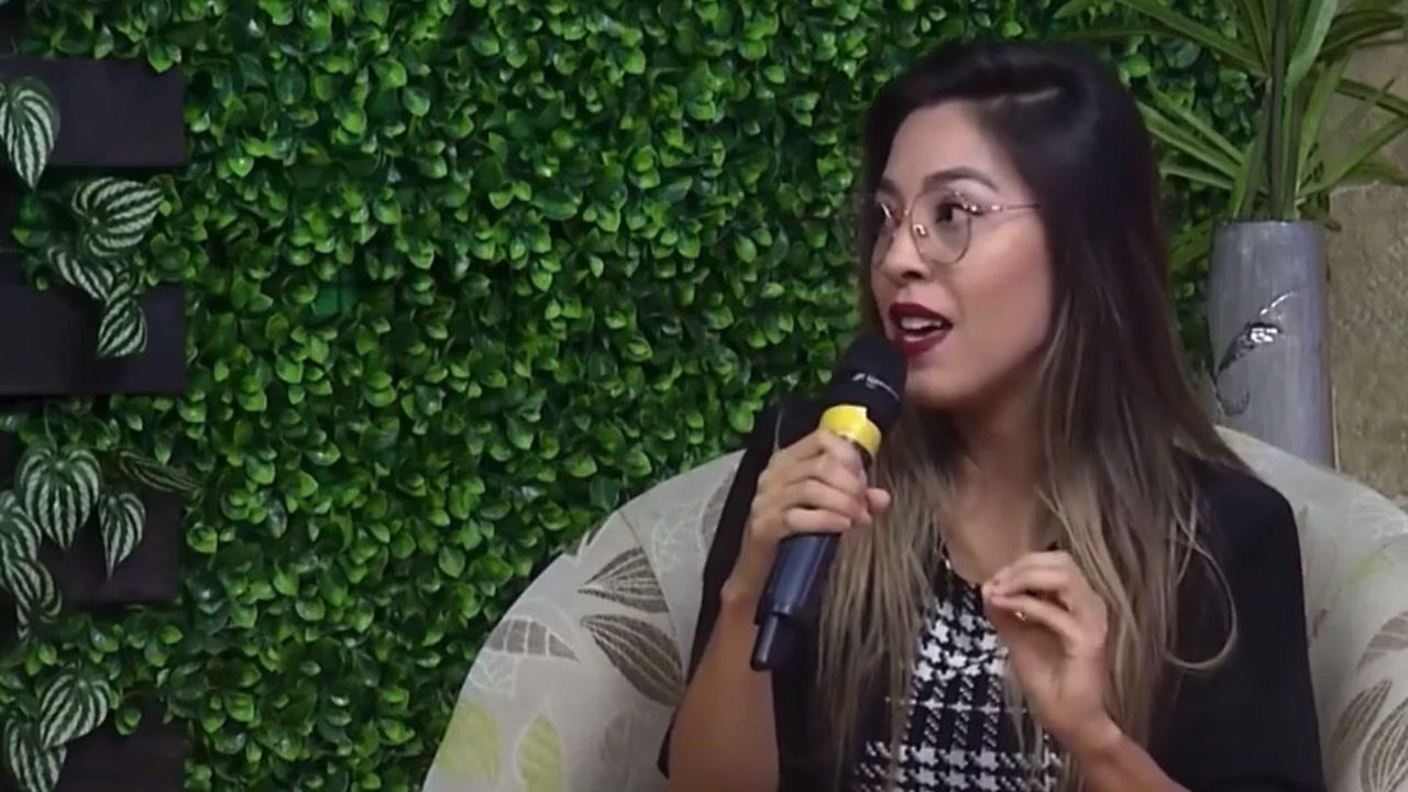 La Dra. Pamela Corona, micrófono en mano, en el set de Cada Día de Televisa Chihuahua