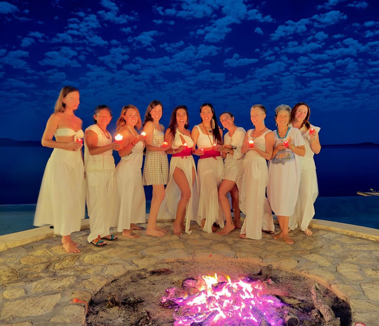 Ceremonia de fuego al atardecer en la playa