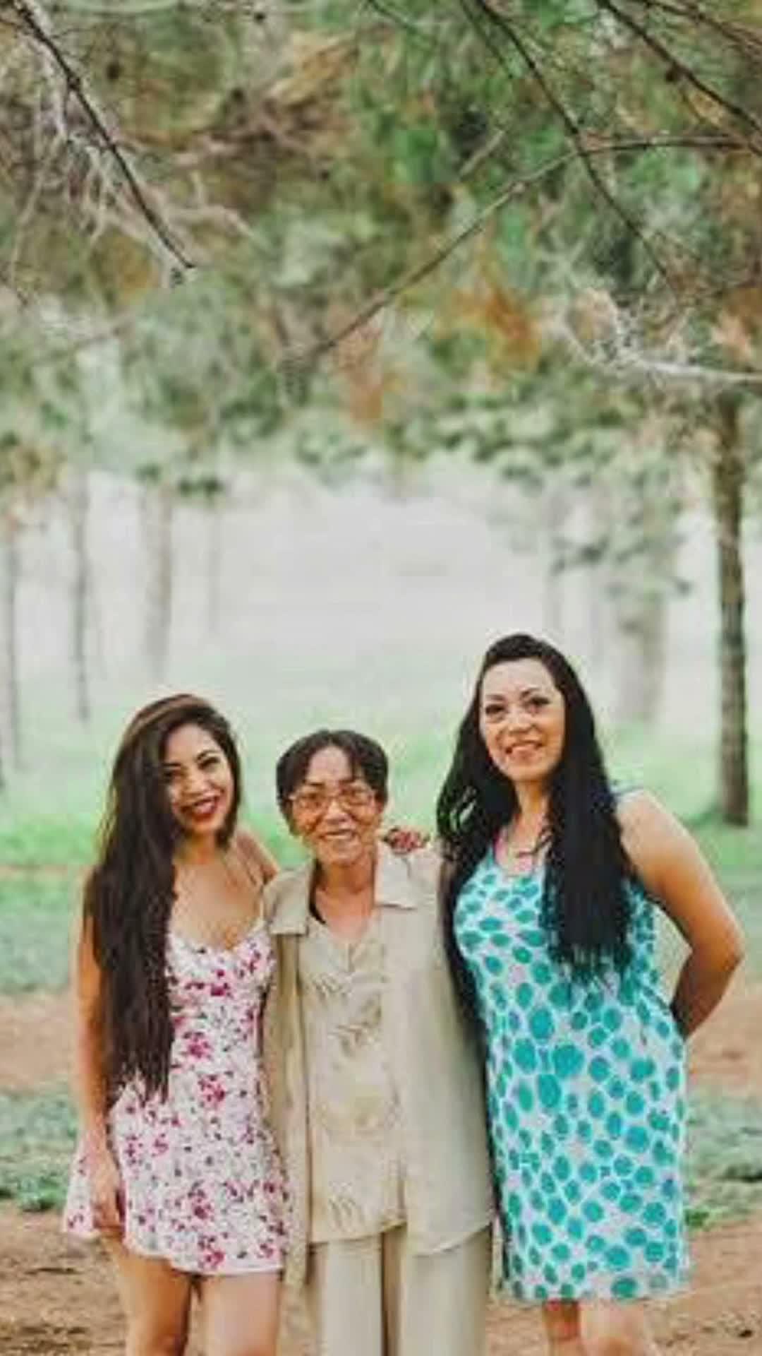 La Dra. Pamela Corona con dos mujeres de su familia, abrazadas bajo los pinos